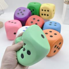 丸い角のカラーの点数のサイコロのpuはゆっくりと弾きます。