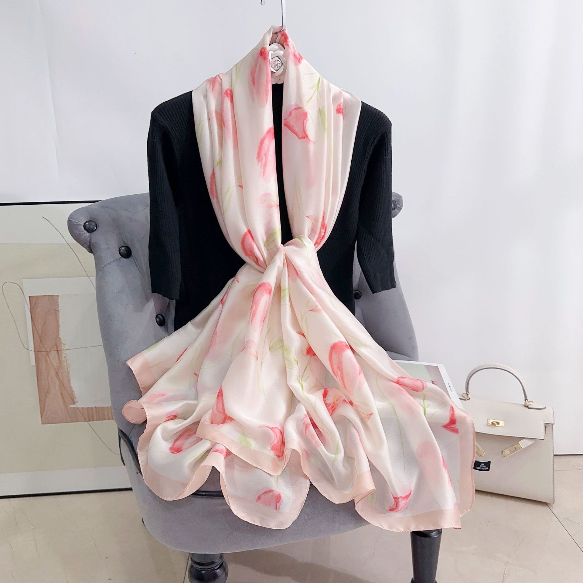 Primavera y verano bufandas de impresión de temperamento largo estilo coreano simple bufandas de seda rojas de moda en línea para enviar regalos largos