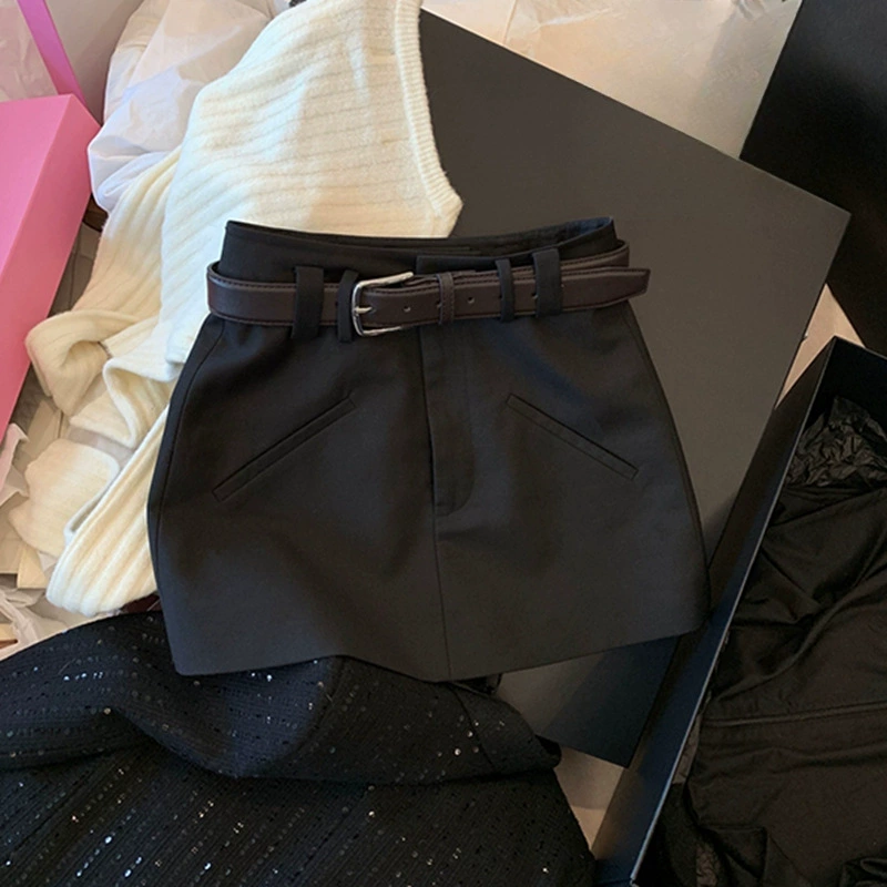 Черная юбка с ремешком пряная девушка с половинкой