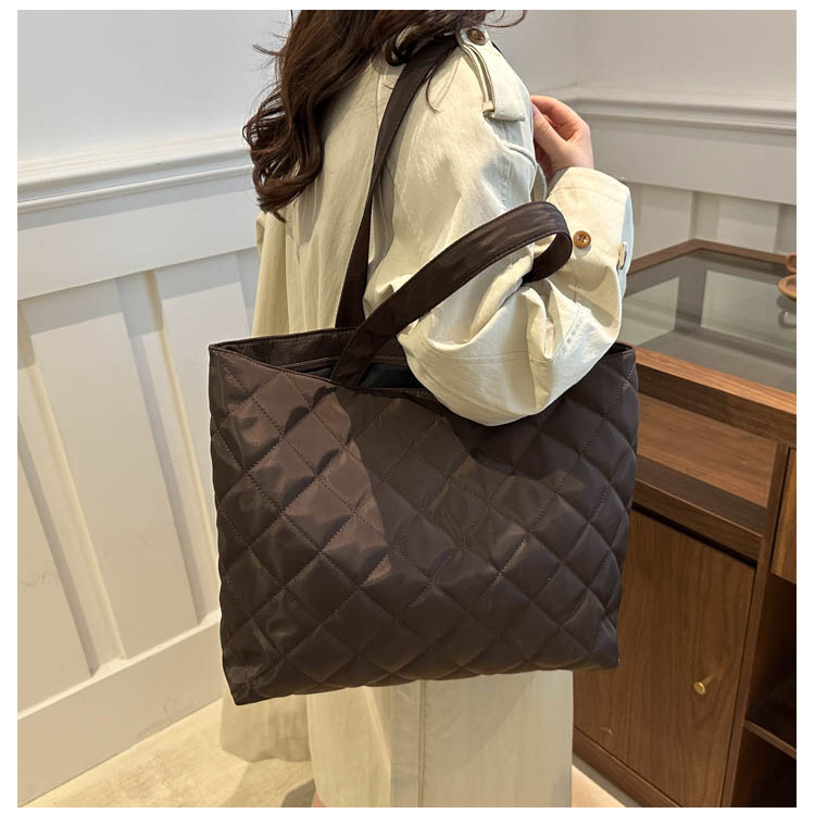 A new large-capacity diamond-shaped commuter handbag and fashionable single-shoulder tote bag for women in the niche cotton-padded jacket bag for autumn and winter 2024 undefined