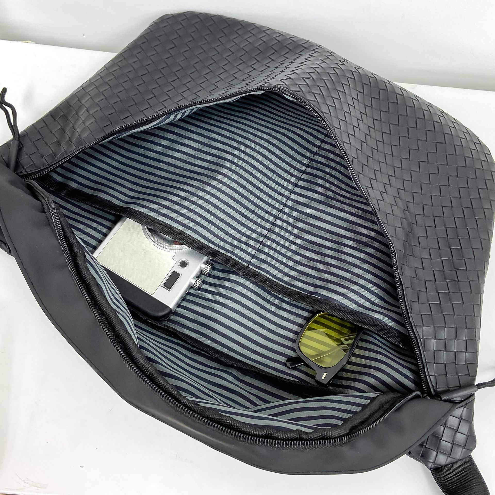 2025 primavera nuevo estilo bolso de pecho de moda para hombres simple y moderno bolso de mensajero de conducción de gran capacidad para hombres de moda