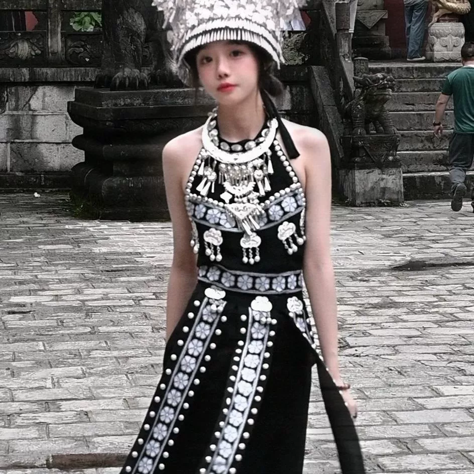 Новое длинное платье-бретелька с вышивкой для молодых женщин из этнических групп Мяо и Дай, подходящее для фотосессий в этническом стиле, туристической фотографии и нарядов с шалью.