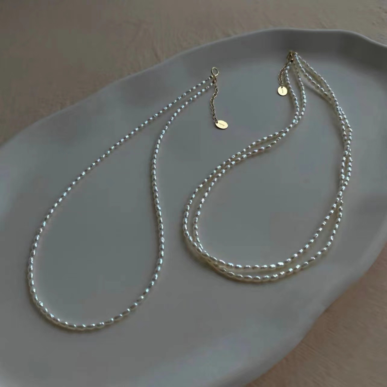 Luxuriöse Perlenkette mit Magnetverschluss für Damen. Hypoallergen, zartes Choker-Design für höchsten Tragekomfort und ein sicheres Gefühl. Europas Top-Trend-Perlenkette 2026._voghion.com