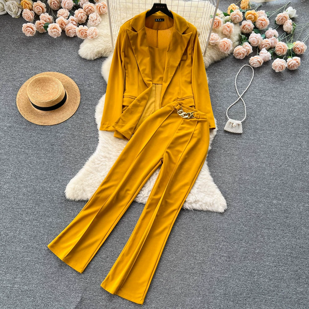 Орезая девушка в костюме горячая девушка