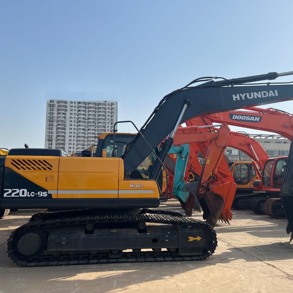 现代220挖掘机二手挖机二手挖掘机九成新原装履带式挖掘机外贸