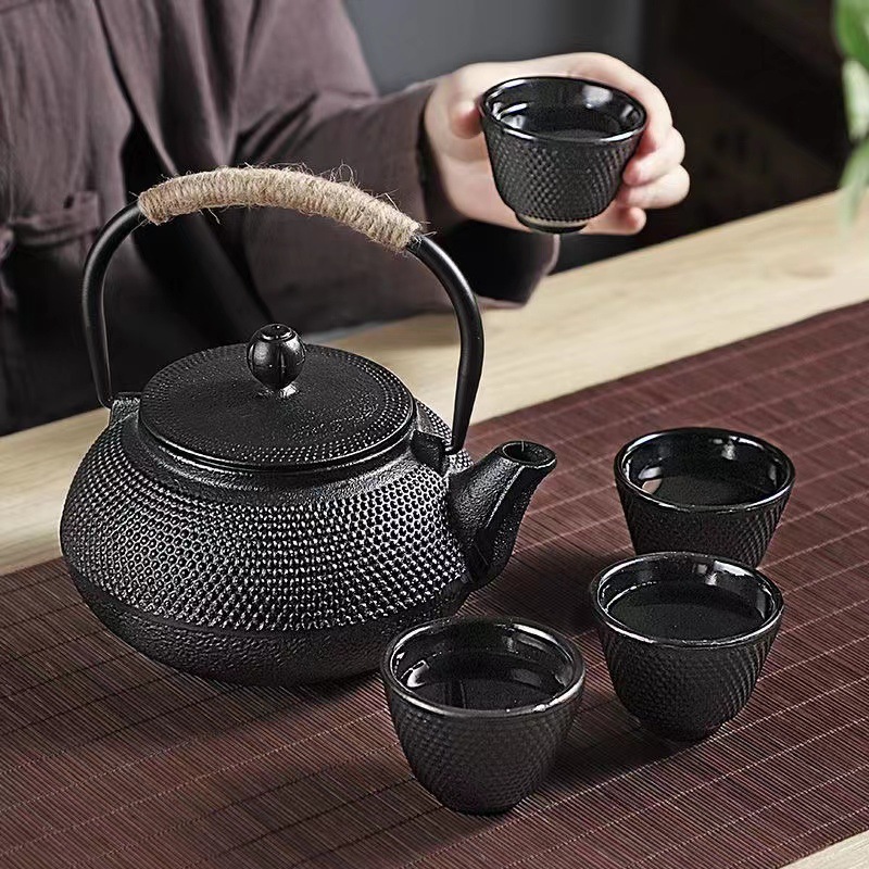 囲炉裏でティーポットを煮ます。日本式のお湯でお茶を入れます。|undefined