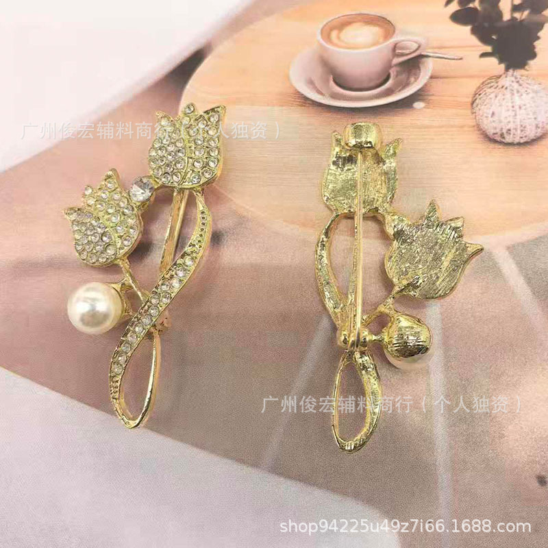 High-End Korean-Style Fashion Brooch for Women, Simple and Elegant, Suitable for Coats, Sweaters, and Suits, as Well as Scarf Pins High-End Korean-Style Fashion Brooch for Women, Simple and Elegant, Suitable for Coats, Sweaters, and Suits, as Well as Scarf Pins