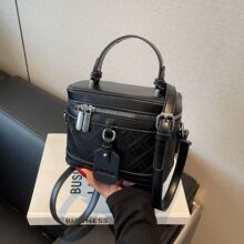 ��Լ���д����¿�ʱ�и߼��м�Լ������Ӱ��ٴ�����Ůʿб��С��
