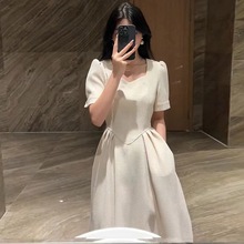 法式气质白色连衣裙子2024夏季新高级感设计感方领复古收腰大摆裙