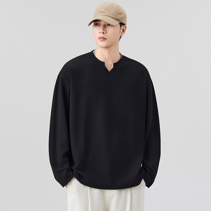 Young men's fashionable solid color V-neck base shirt, new spring and autumn style, casual, versatile and simple top.