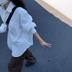 春と秋の白い長袖のシャツの女性2025の新型の韓国系の純綿は底の上着を打ってゆったりとしています。