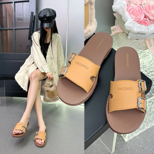 �ļ��¿���ЬŮƽ��Ƥ���ەr��һ���ϾӼ��⴩�ȼ�ɳ������Ь����