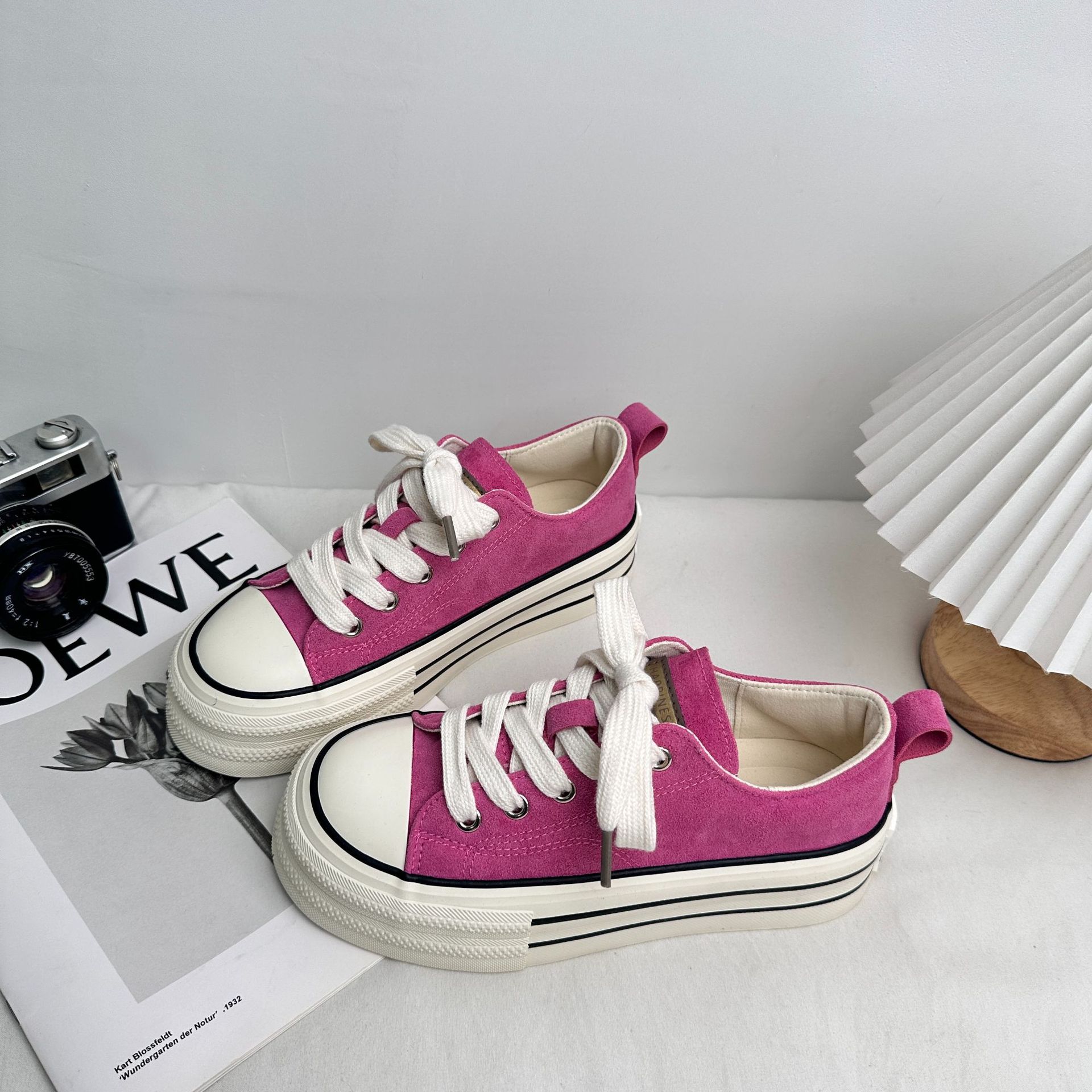Zapatos blancos Yuanbo con un pedazo de tela de suela gruesa para mujeres 2025 nuevos zapatos de nicho universal zapatos casuales skate