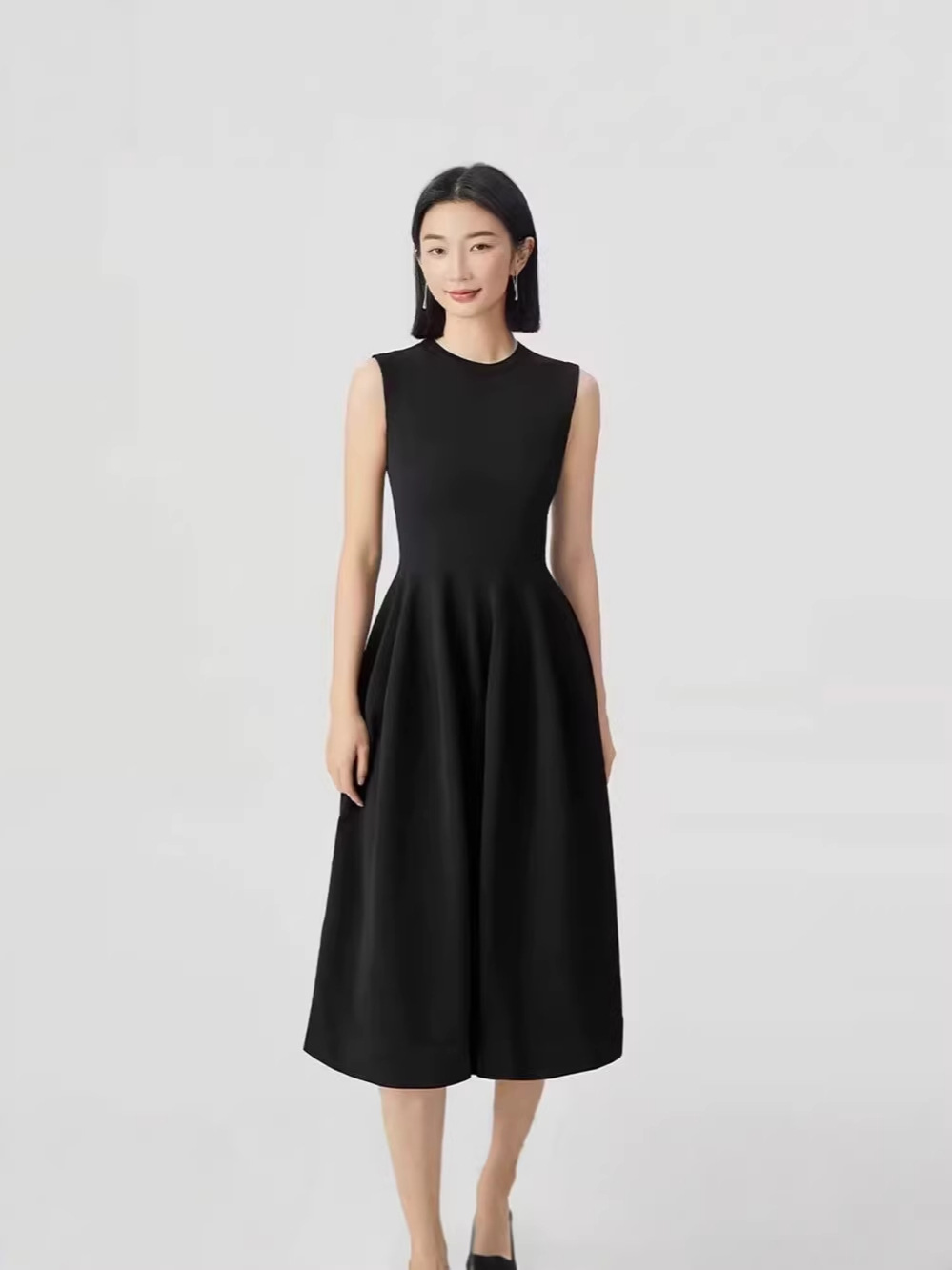 Đầm midi cổ tròn không tay ôm nhẹ phong cách trắng tinh khôi — đen