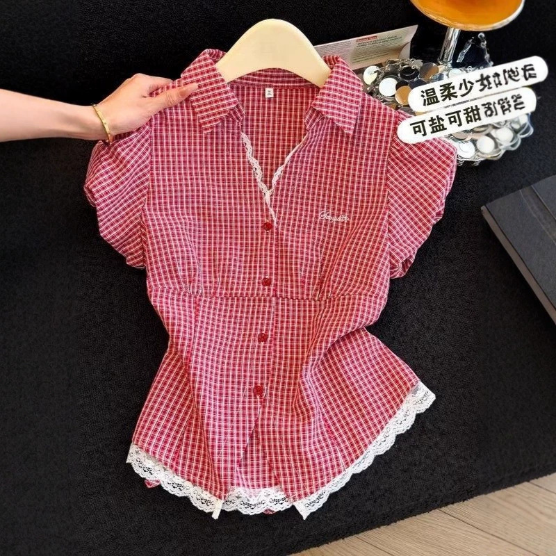 Casual style red lace spliced short-sleeve plaid shirt for women, new summer model, extremely stylish V-neck blouse for women Casual style red lace spliced short-sleeve plaid shirt for women, new summer model, extremely stylish V-neck blouse for women