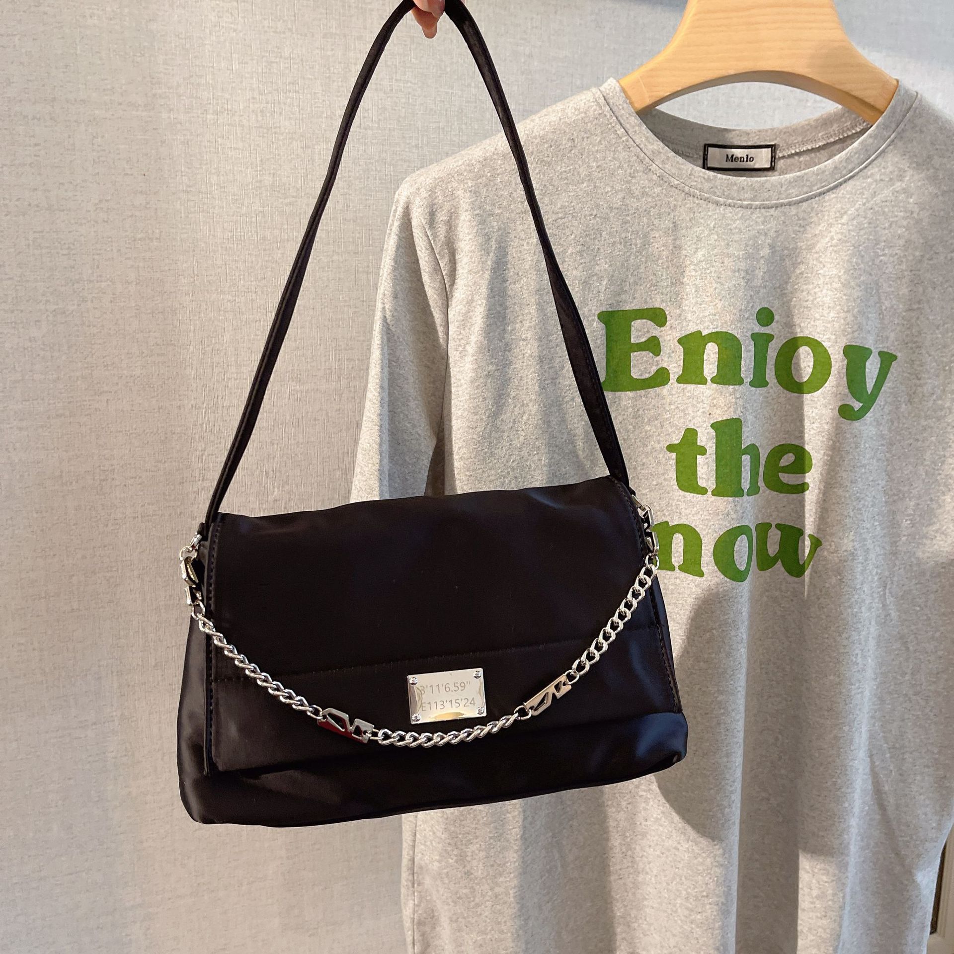 Small design chain vagrant for female 2024 new large capacity single shoulder commuter Messenger bag_voghion.com