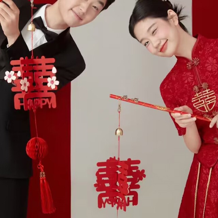 New Chinese-Style Cheongsam Photo Prop with Handheld Red Lantern for Playful Wedding Bride Photos