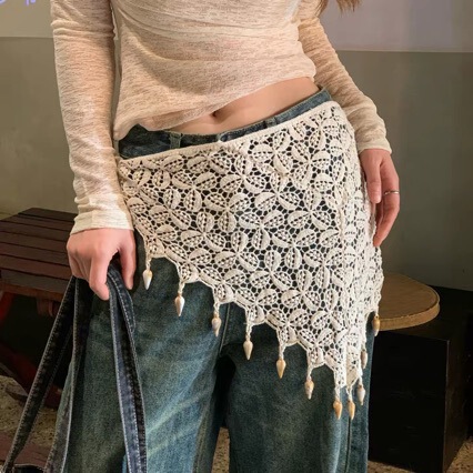 Spring and Summer Hollow-Out Crochet Triangle Scarf for Women, a Versatile Layering Piece That Covers the Hips and Makes You Look Slimmer, Perfect for Outings, with Tassels