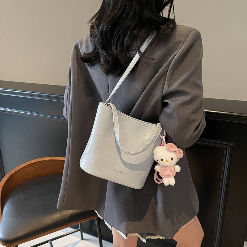 Bolso de cubo de viajero de gran capacidad simple de moda de moda para mujer 2025 nuevo bolso de mensajero de hombro casual de color sólido popular