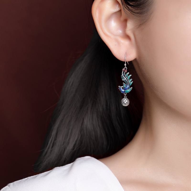 Bông tai móc bạc S925 hình đồng xu rỗng họa tiết chim công phong cách dân tộc — Một cặp