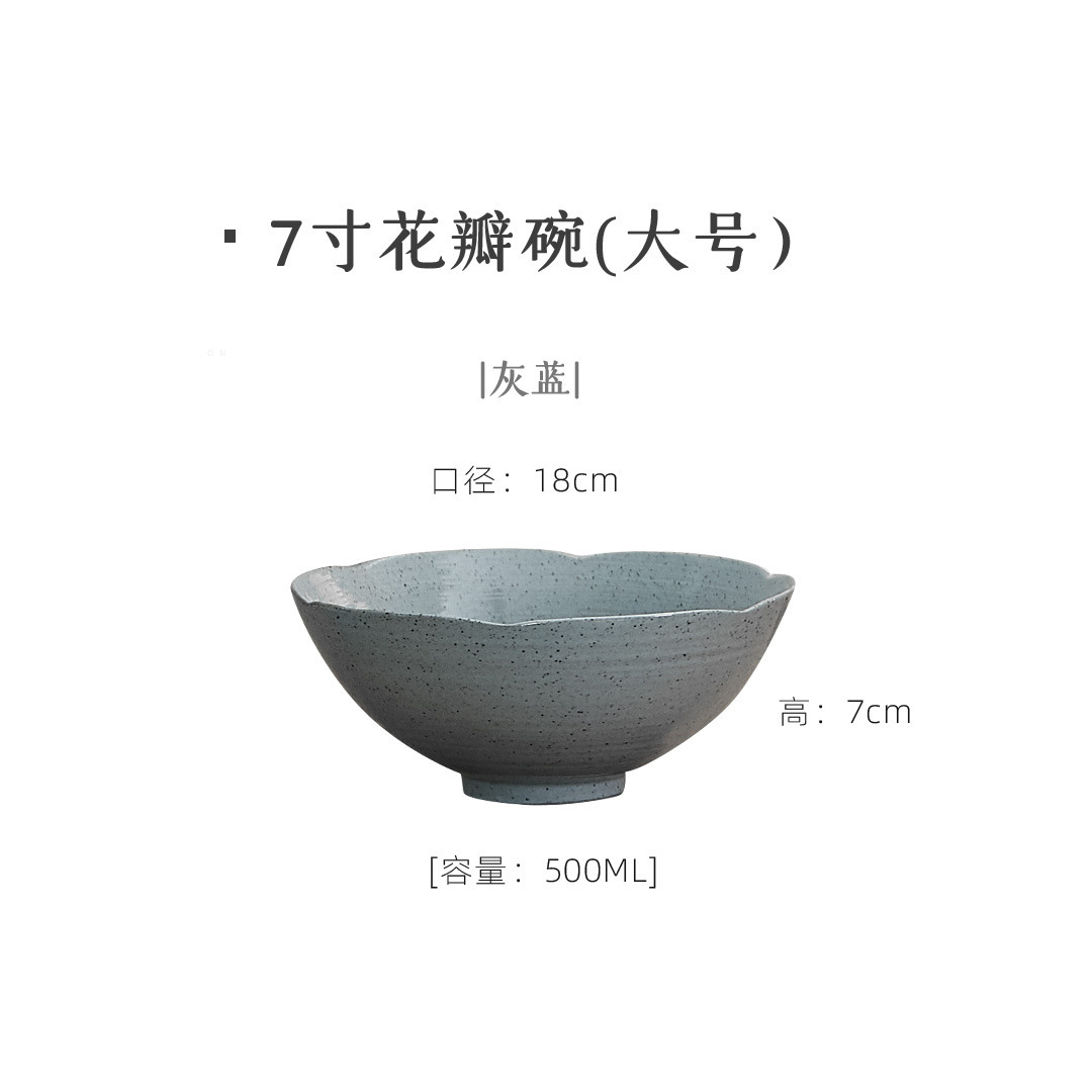 Tacos de arroz de cerámica con pétalos japoneses de montaña y río. Nuevos platos chinos Kwai Kou. Tacos simples y elegantes.