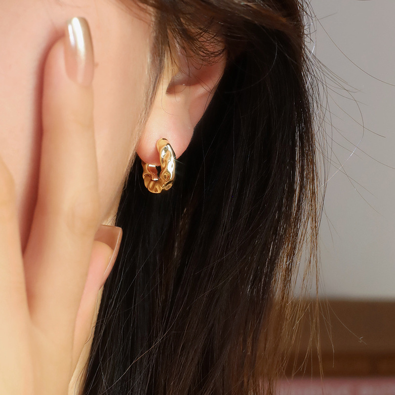 Pendientes de círculo de metal plisado moda retro de las mujeres estilo europeo y americano elegante personalidad S925 pendientes de plata pendientes ins