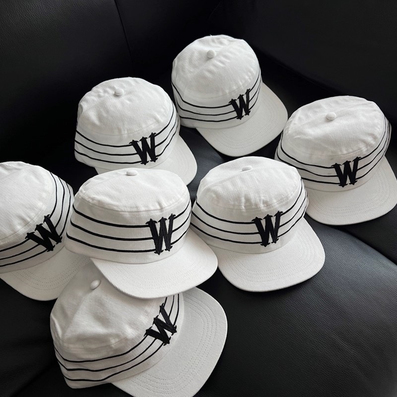 Cappello a tesa piatta a righe stile americano con lettera 3d_voghion.com