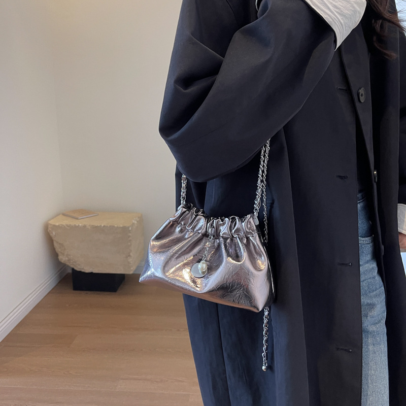 Bolso pequeño de cadena de piel de cera de aceite de estilo explosivo transfronterizo 2025 nueva tendencia bolso de mensajero de un solo hombro bolso de cubo para mujer