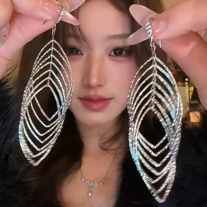 Zircon oval hueco cruzado gancho de orejas con bordas delicado temperamento pendientes ligero lujo alta sensación de auriculares al por mayor
