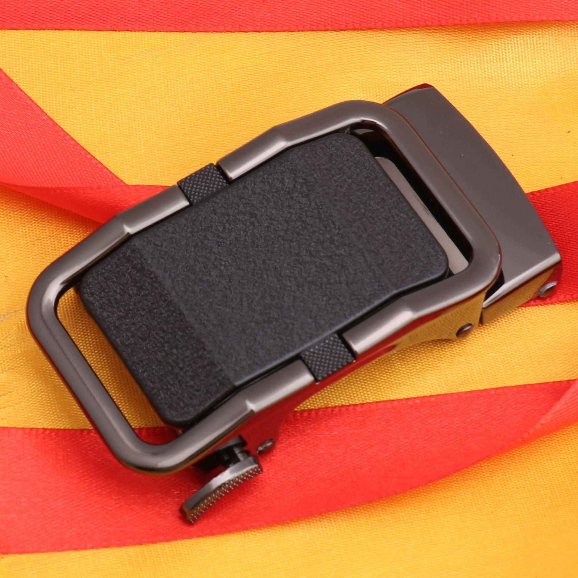 Hongsheng fábrica 4,0 primavera cinturón hebilla automática hebilla esmerilado hebilla de cinturón de los hombres Aleación de superficie negra hebilla de dos piezas