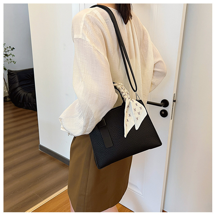 Women's Medium Pu Leather Solid Color Basic Vintage Style Zipper Crossbody Bag display picture 45