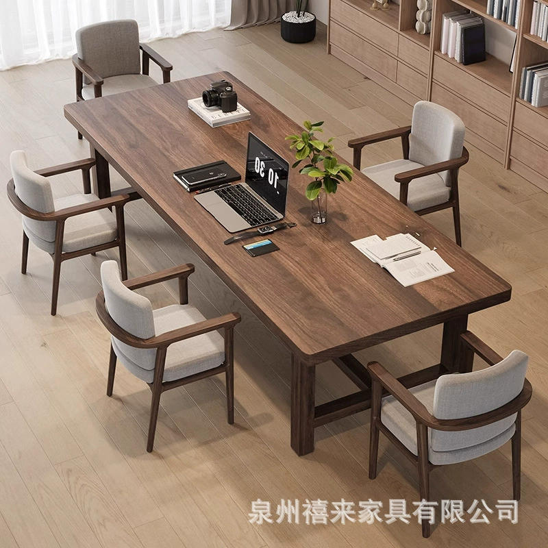 Высококлассная гостиная с массивным деревом большой длинный стол