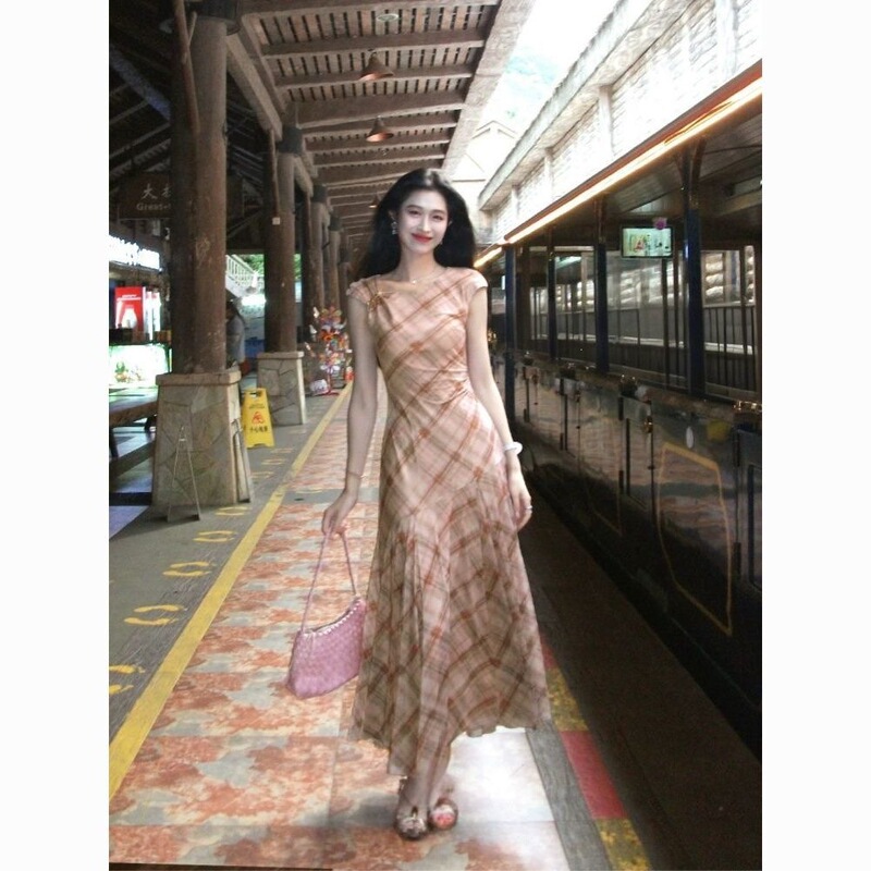 New style women's mini dress, irregular plaid skirt, French-style long dress, pink, slim fit, gentle, flattering and stylish