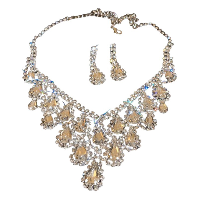 Juego de collar de borla de gota de agua con incrustaciones de diamantes, cadena de clavícula de la industria pesada de alta gama europea y americana, collar de vestido retro de todo fósforo al por mayor
