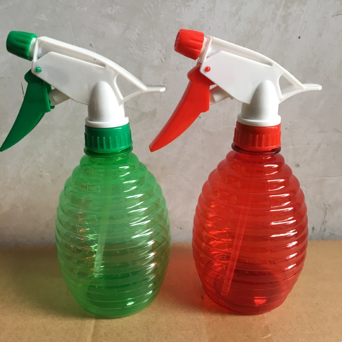 厂家直销400毫升手雷微型喷雾器喷头没拧颜色随机