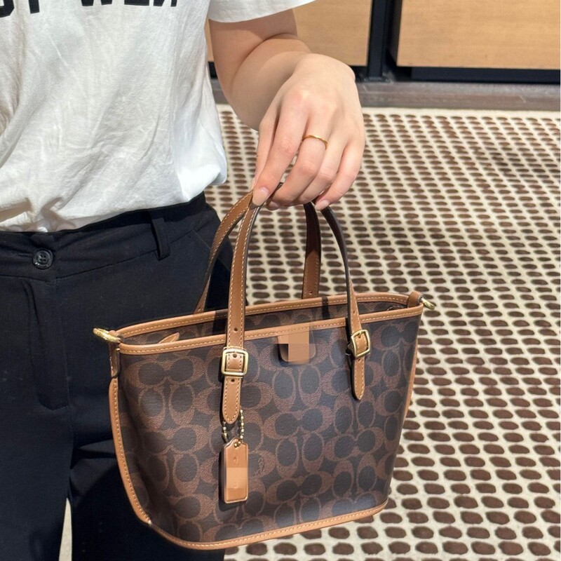 Coach New Taxi Tote Monogram Shopping Bag Mini Tote Bag Single Shoulder Crossbody Handbag Basket Bag for Women Coach New Taxi Tote Monogram Shopping Bag Mini Tote Bag Single Shoulder Crossbody Handbag Basket Bag for Women