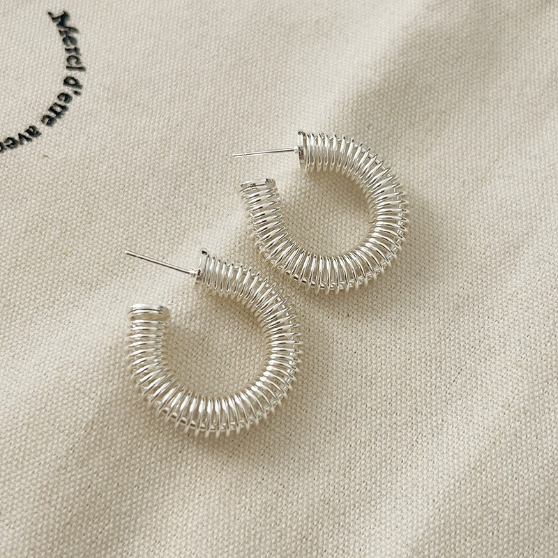 Anillo de metal francés aretes de anillo simple aretes de aretes nuevos estilos de estilo estilo estilo estilo de diseño de nicho temperamento único aretes de mujer cara pequeña