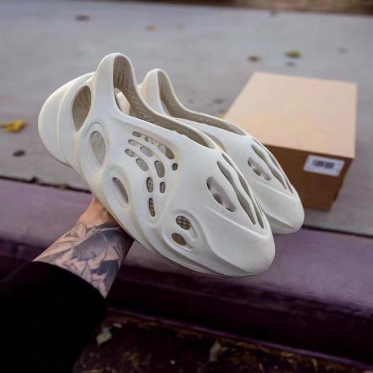 Coco Eva ventas directas de la fábrica una pieza al por mayor en stock agujero zapatillas transpirable par zapatos entrega rápida