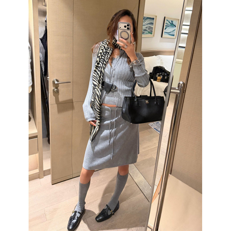 8009 knitted three-piece set with a camisole skirt and a short cardigan, a casual outfit for early autumn 8009 knitted three-piece set with a camisole skirt and a short cardigan, a casual outfit for early autumn