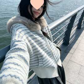 韩系甜酷白蓝条纹毛领连帽毛衣外套女2026秋冬慵懒风针织开衫上衣