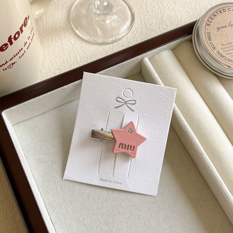 De metal de una sola palabra pico horquilla accesorios para el cabello femenino de alto grado estilo Chanel miumiu carta horquilla ins estilo clip lateral