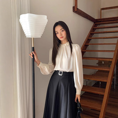 起範2025新型早春フランス筋感サテンシャツ女性長袖釘珠木耳元上着82683