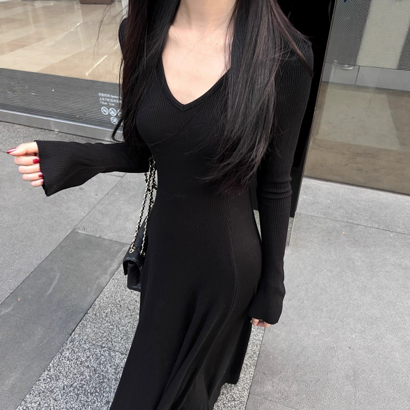 法式高级感V领针织连衣裙女2025秋季新款显瘦减龄长袖打底A字裙子|undefined