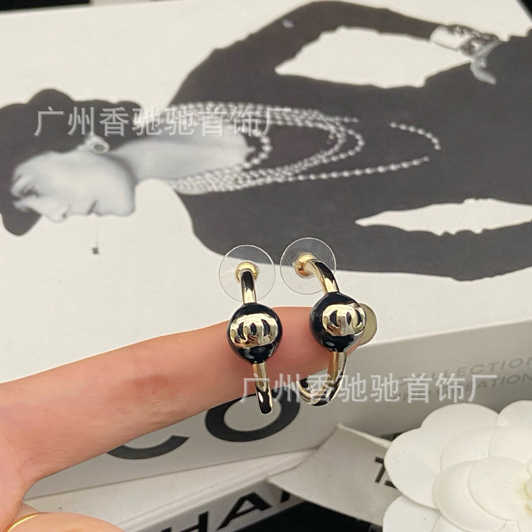New Chanel-Style Black and Gold Enamel Cc Small Hoop Earrings with a Vintage High-End Feel, Versatile Retro Earrings for Women