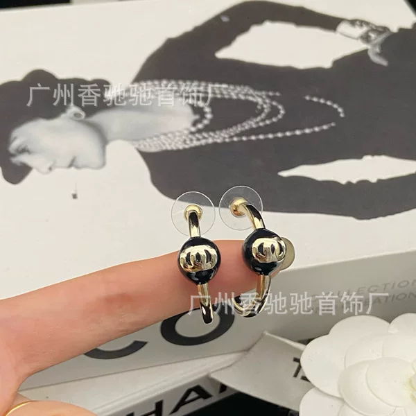 New Chanel-Style Black and Gold Enamel Cc Small Hoop Earrings with a Vintage High-End Feel, Versatile Retro Earrings for Women