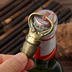 甲虫シミュレーション創意栓抜き器真鍮は古い携帯ビールを作ります。