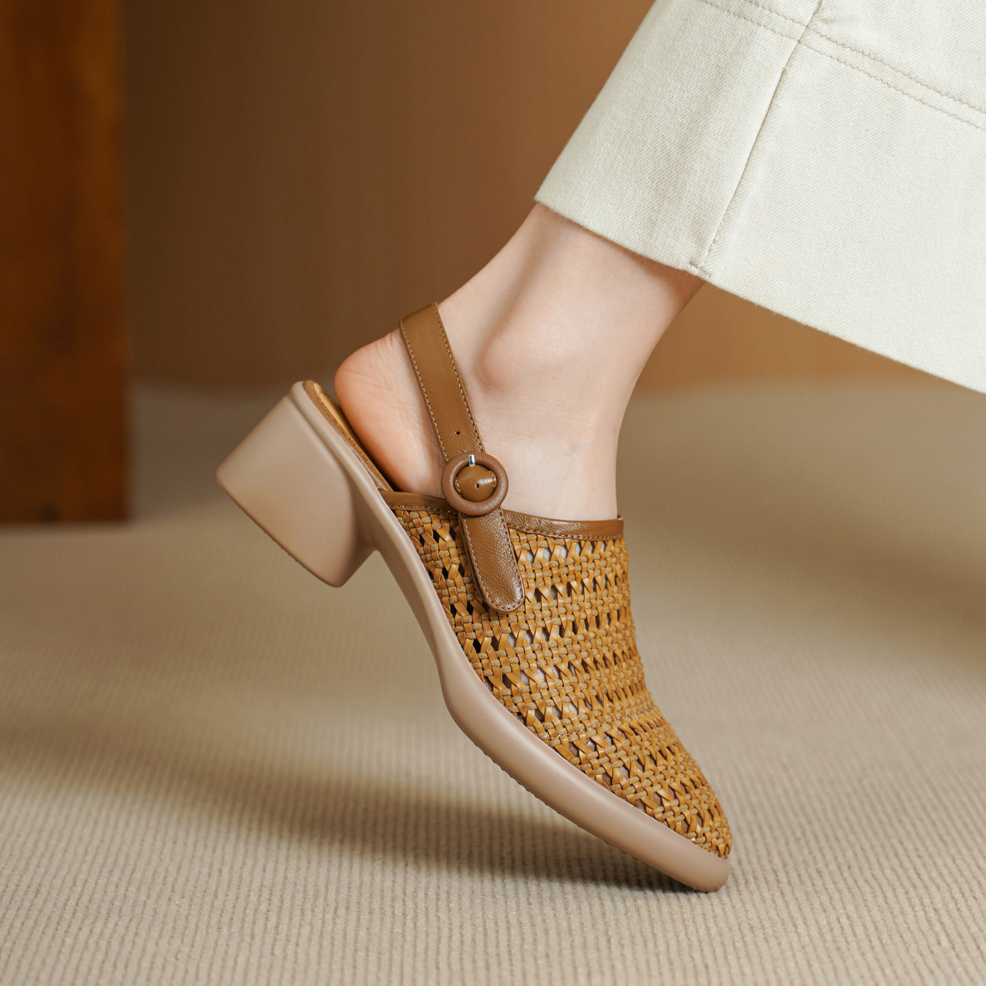 Sandal cao gót nữ mũi nhọn quai chữ T đan dây, gót thô 5 cm — Màu vàng đất