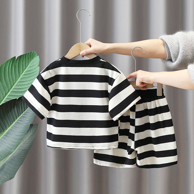 7121 Traje de verano para niños 2025 nuevo traje de dos piezas de manga corta a rayas callejeras para niños guapos