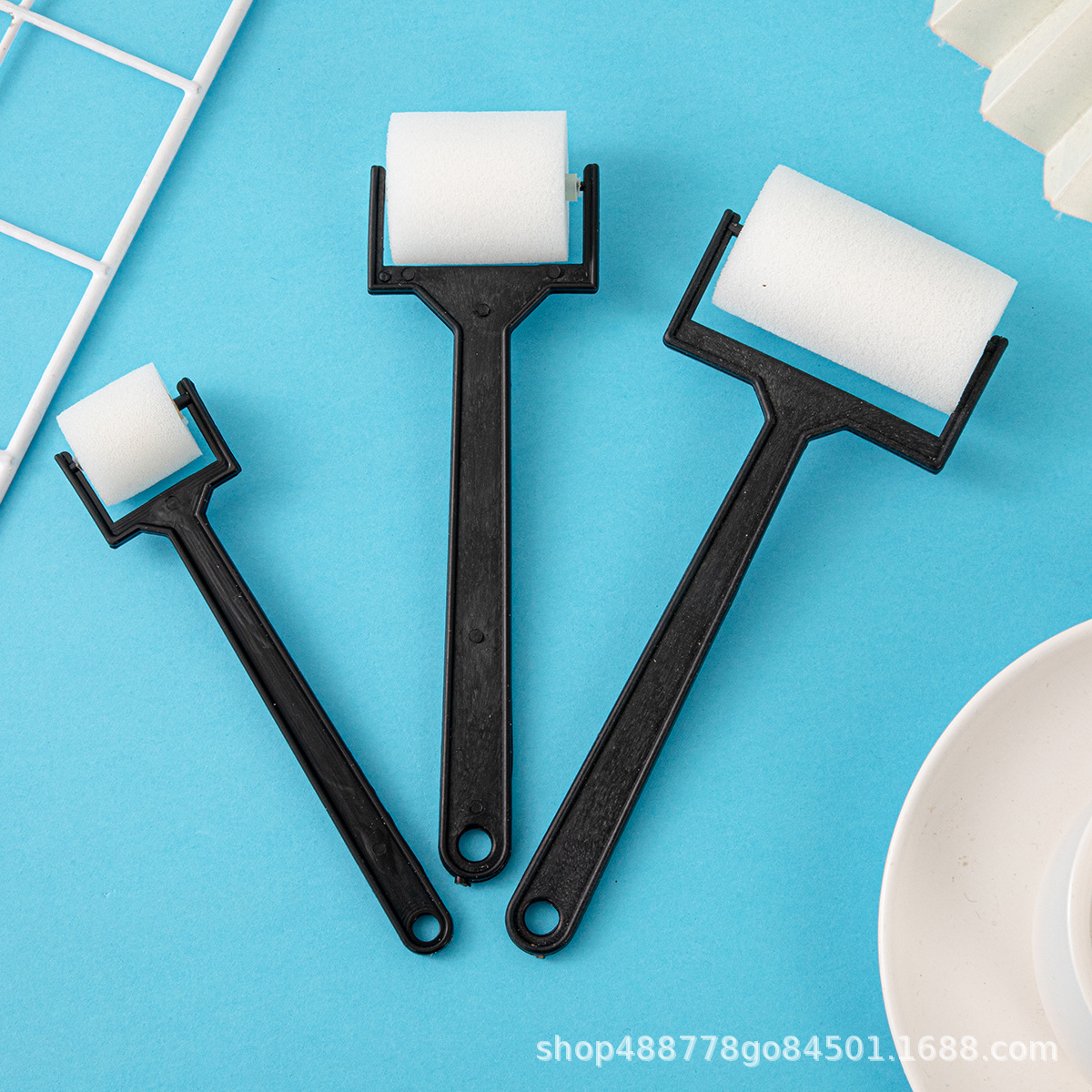 Rodillo de esponja al por mayor cepillo de pintura de rodillo blanco bricolaje arte pintura herramienta de graffiti mango negro pequeño cepillo de esponja