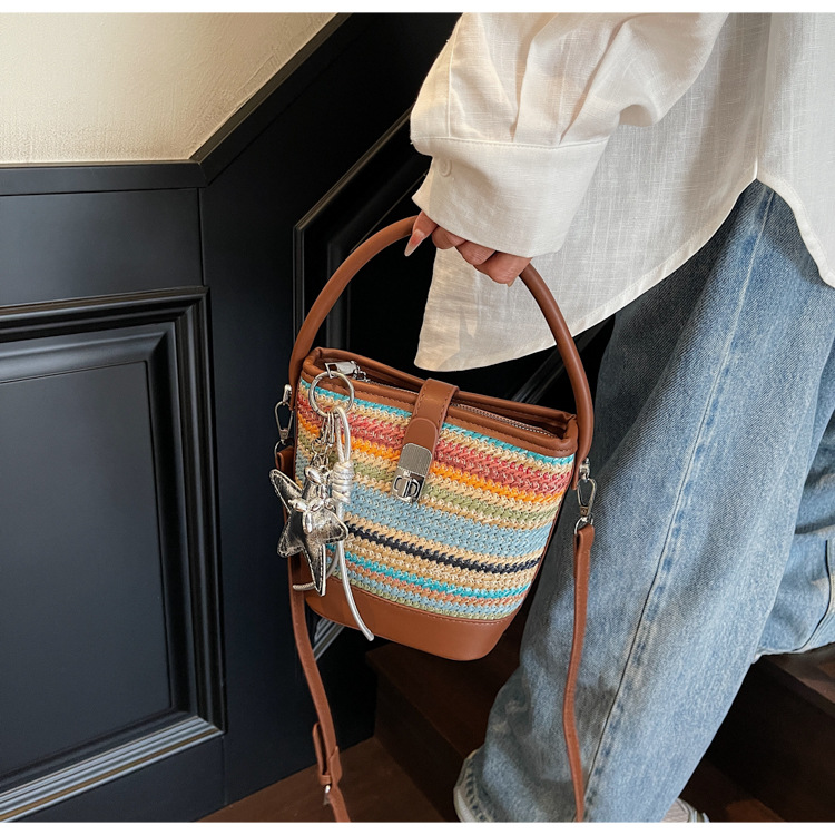 A trendy and fashionable straw-woven phone bag for women in the summer of 2025, a Korean version of a niche and simple crossbody bag undefined